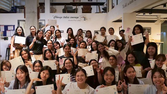 A moment of sisterhood among students – Post-bac homes Phnom Penh